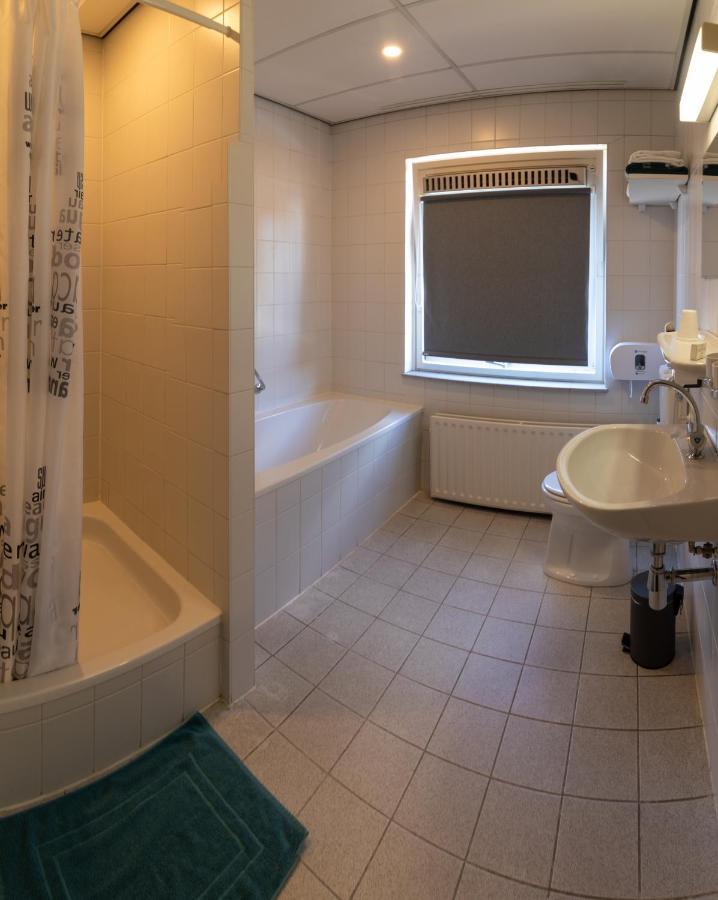 Hotel De Zwaan Schoondijke Экстерьер фото